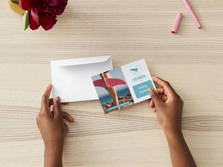 Mains vue du dessus tenant une carte cadeau