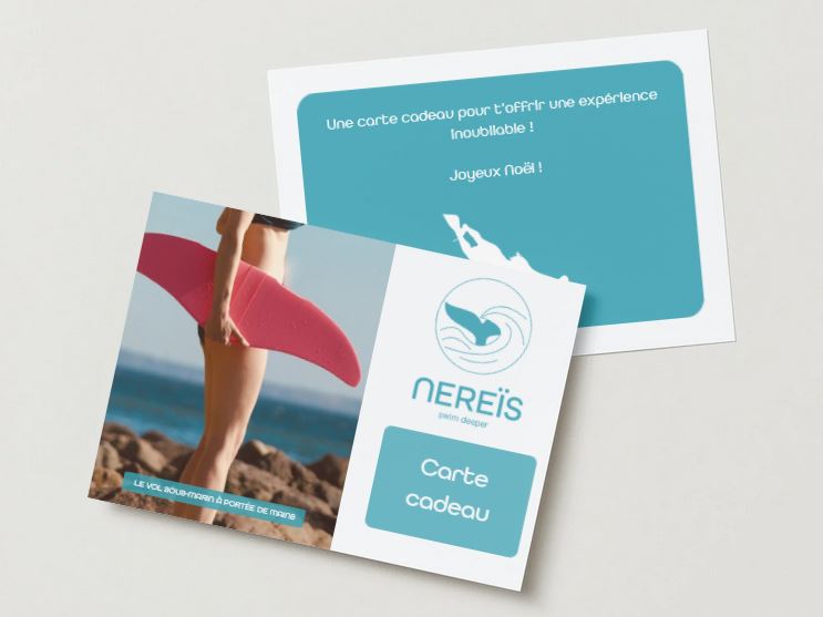 Image vue du dessus d'une carte cadeau bleu 