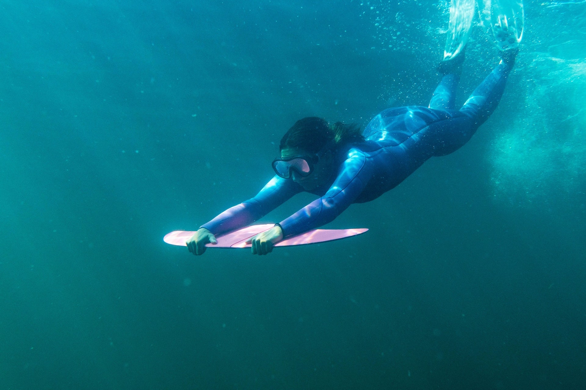 Snorkeleuse femme en plongée sous marinée avec un Deepfoil - Nereis