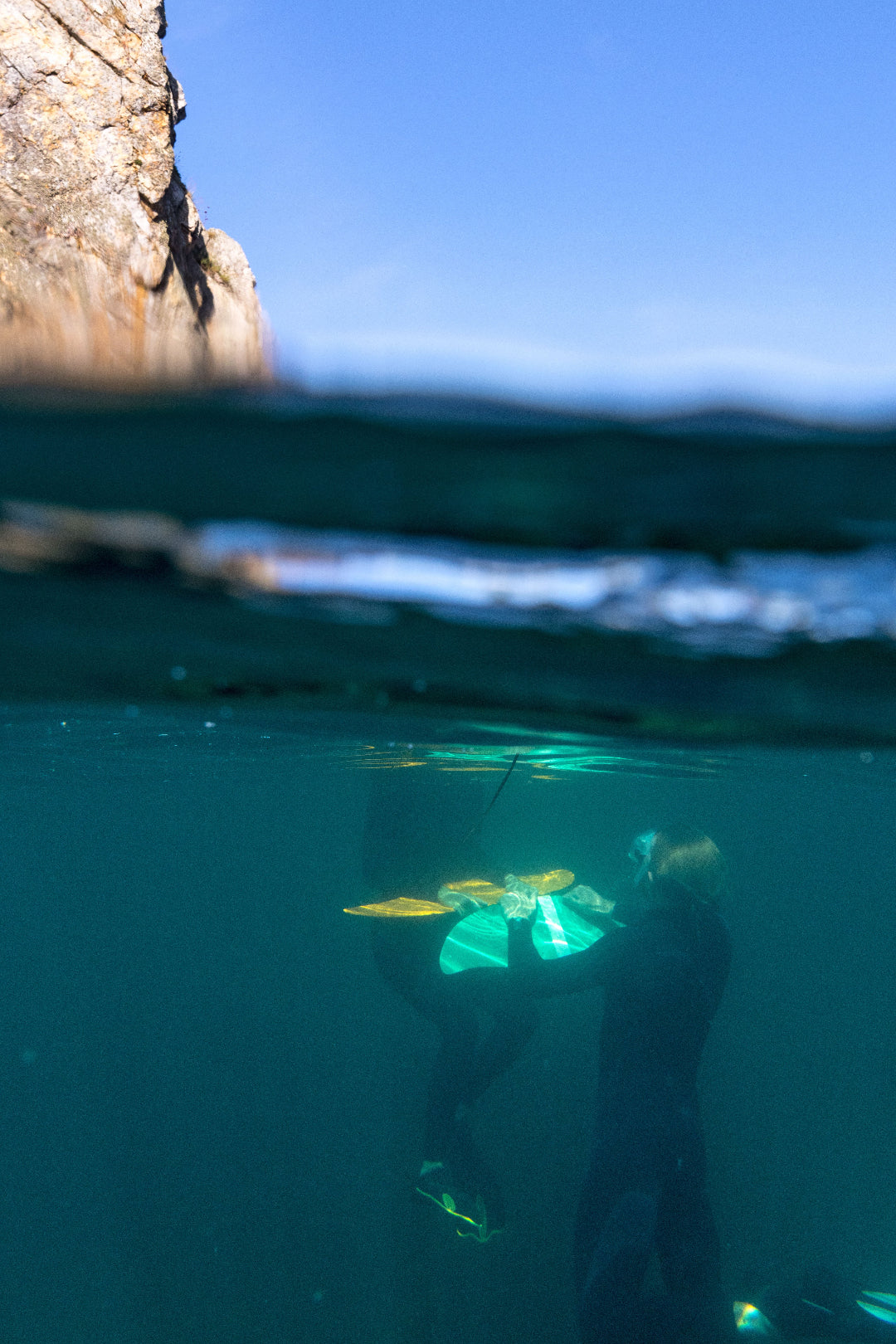 Photographie sous marine de deux personnes avec des DeepFoil 