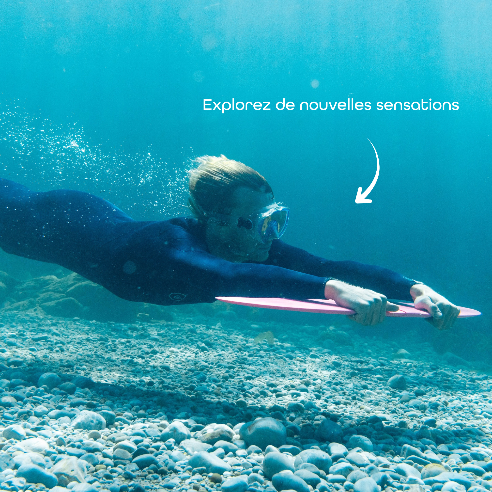 Photographie sous-marine d'une personne avec un Deep Foil avec la mention "Explorez de nouvelles sensations"