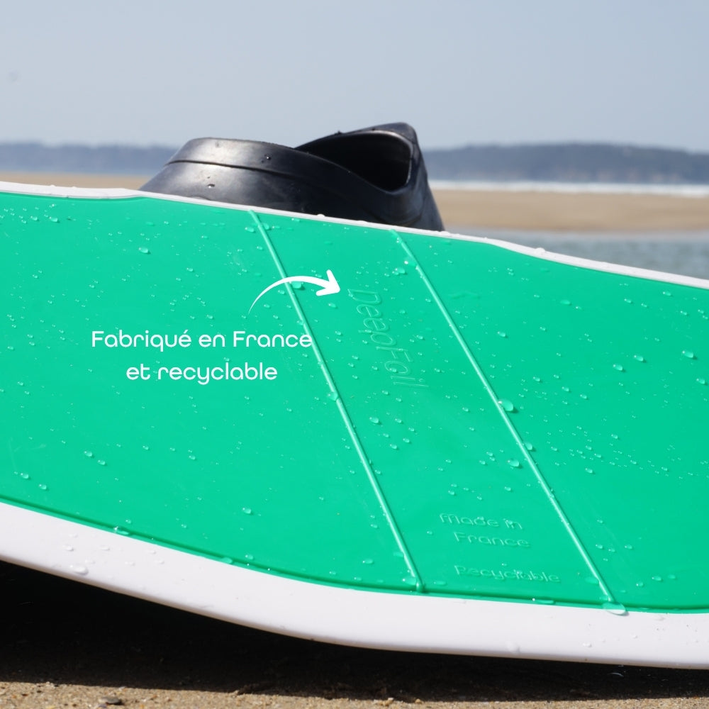 Photographie d'un DeepFoil vert avec la mention recyclable et fabriqué en France