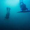 Photographie de deux personnes plongeant avec un DeepFoil ou Deep Foil