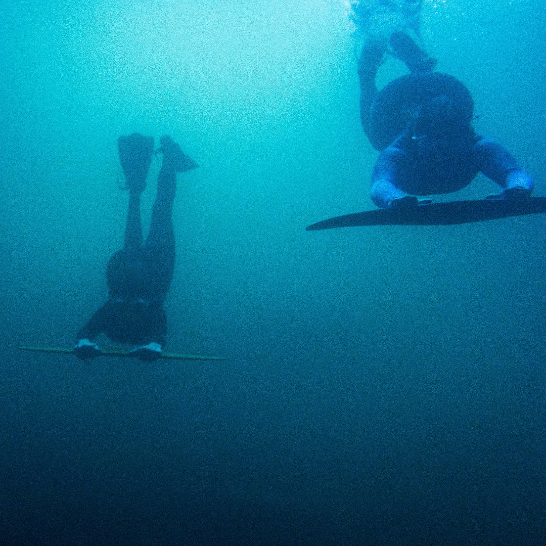 Photographie de deux personnes plongeant avec un DeepFoil ou Deep Foil