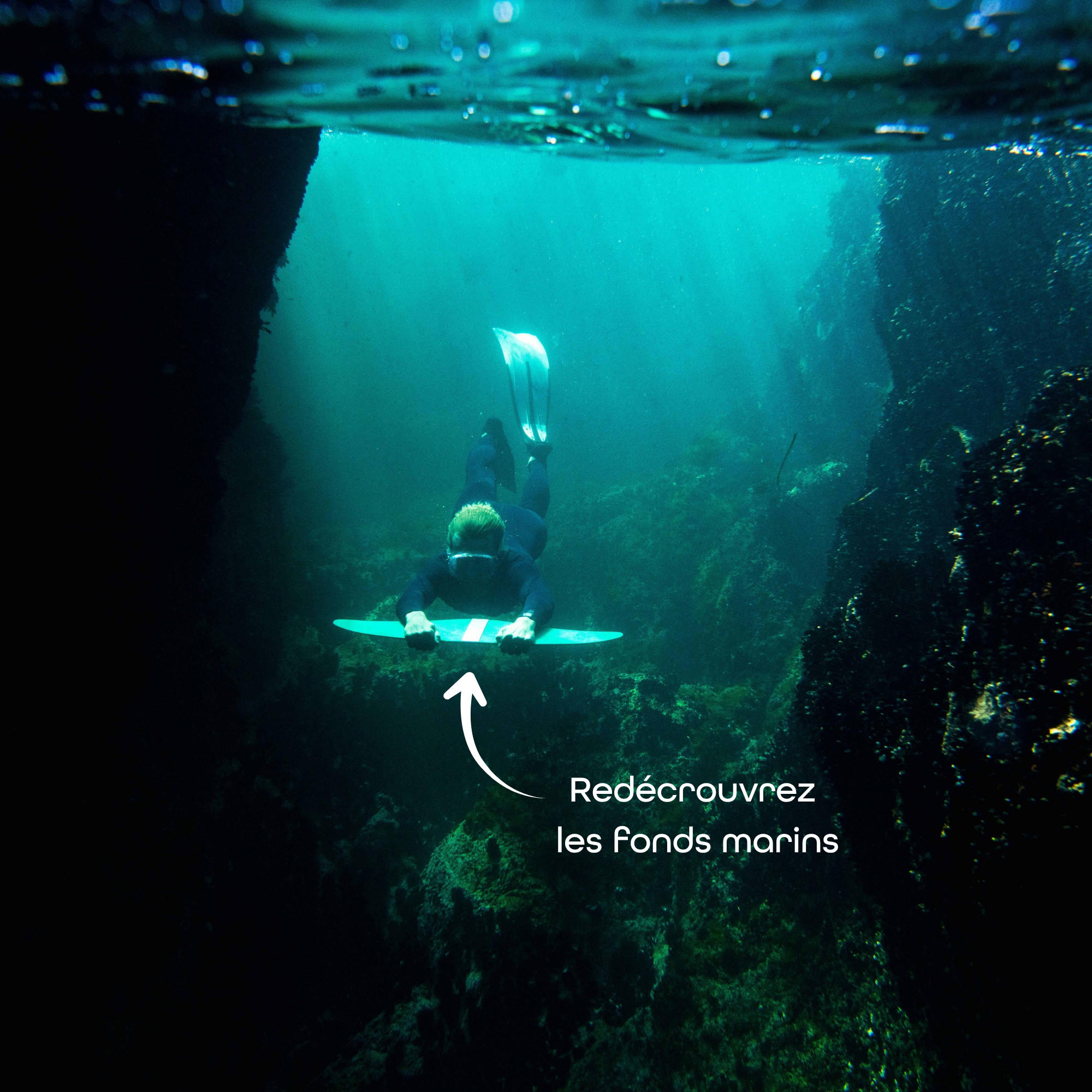 Photographie sous-marine d'une personne avec un DeepFoil ou Deep Foil avec la mention "redécouvrez les fonds marins"