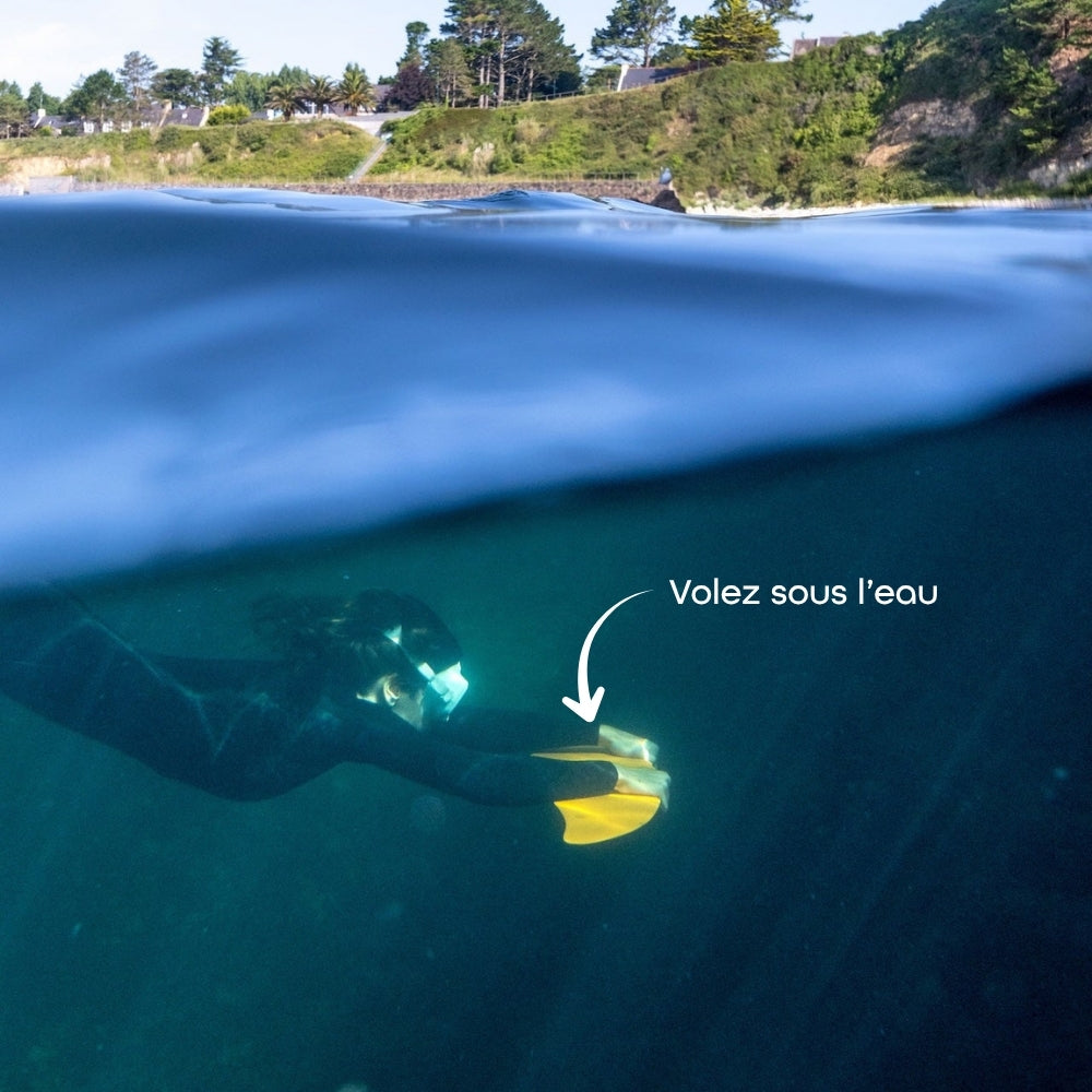 Photographie sous-marine d'une personne en DeepFoil avec la mention "volez sous l'eau"