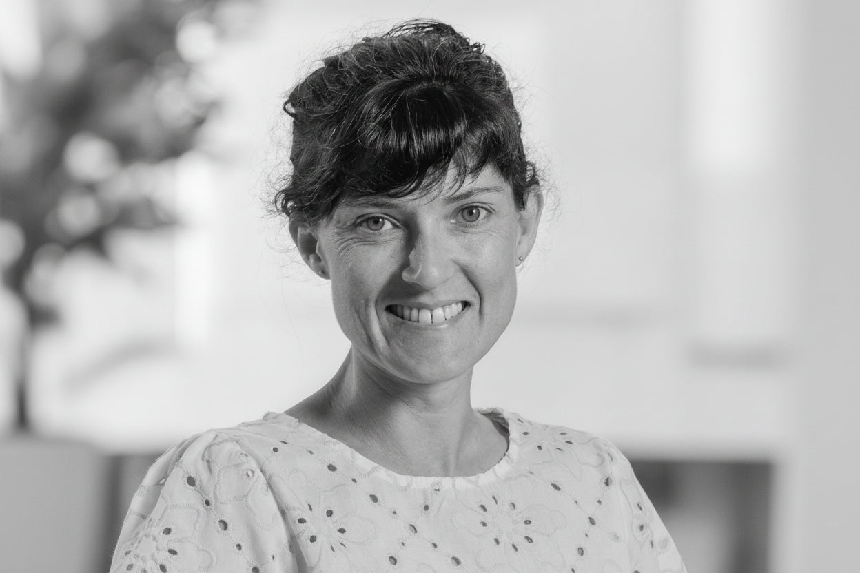 Photographie noir et blanc d'une jeune femme de face