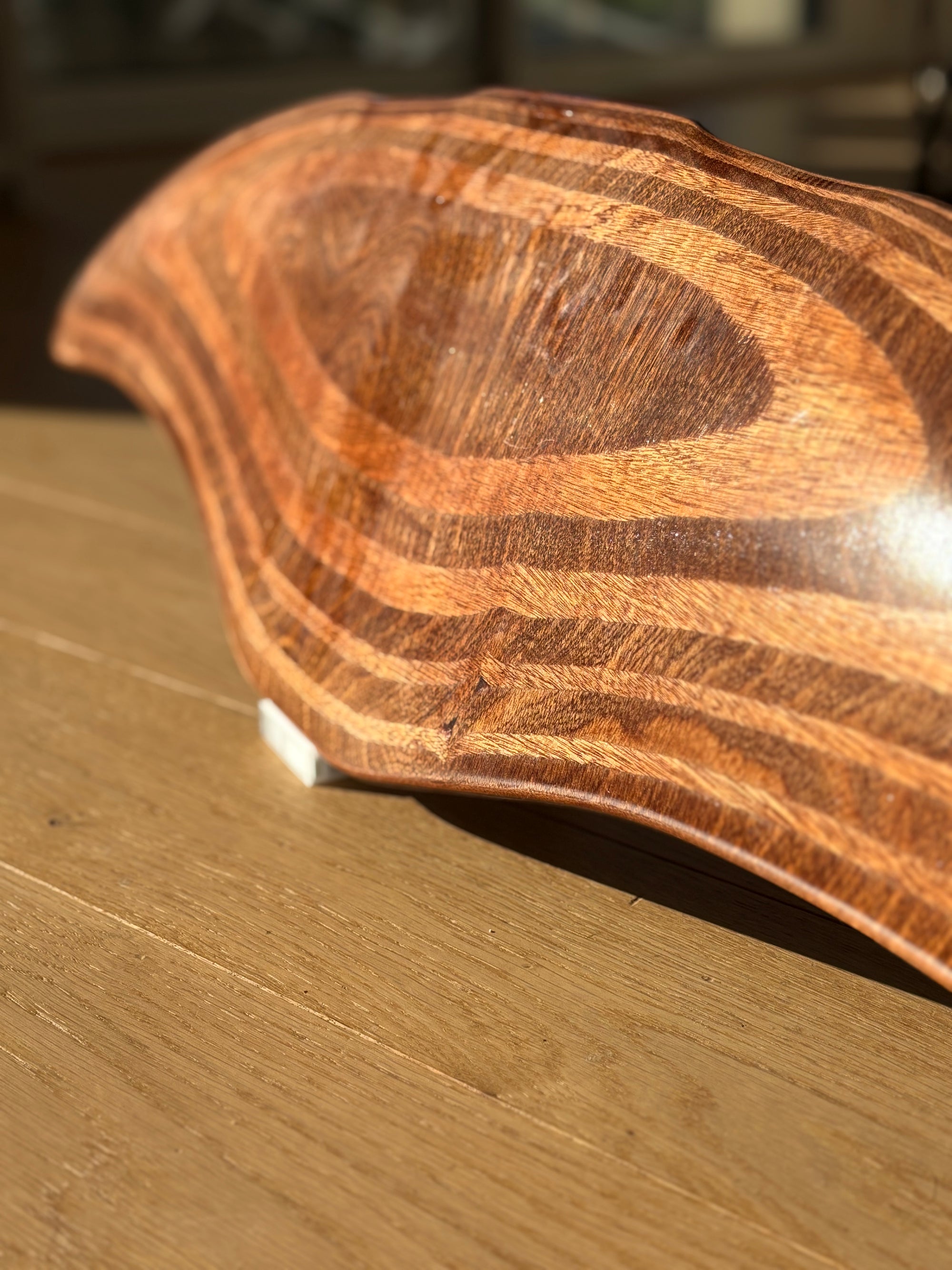 Image du DeepFoil ( ou Deep Foil) bois sur son support en impression 3D au soleil avec les nervures du bois