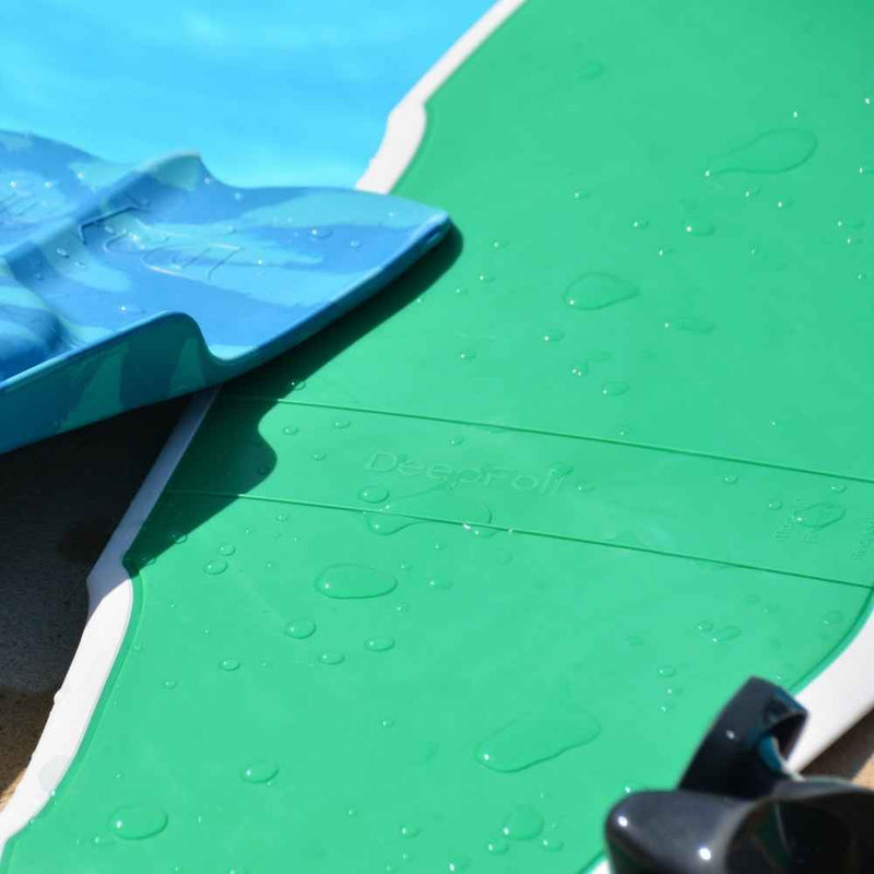 Photographie raprochée d'un DeepFoil vert au bord d'une piscine