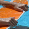 Photo graphie raprochée d'une personne en piscine avec un DeepFoil dans les mains